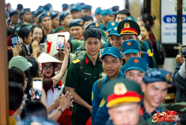 Xuc-dong-tinh-quan-dan-thoi-binh-nhieu-nguoi-co-mat-tai-ga-ha-noi-tien-can-bo-chien-si-mien-nam-6
