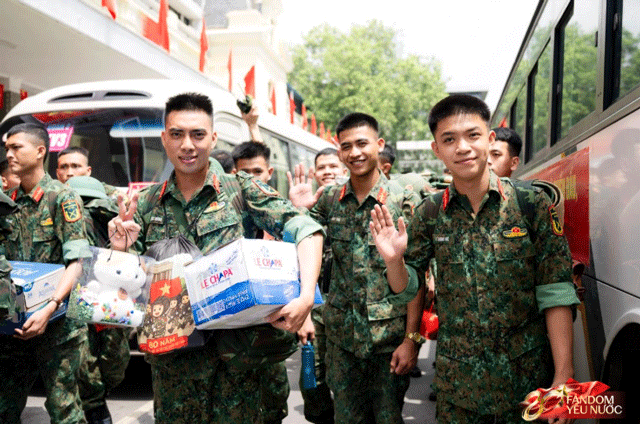 Xuc-dong-tinh-quan-dan-thoi-binh-nhieu-nguoi-co-mat-tai-ga-ha-noi-tien-can-bo-chien-si-mien-nam-8