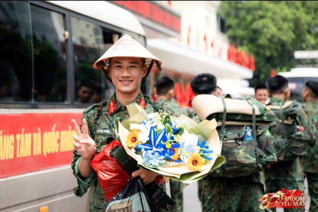 Xuc-dong-tinh-quan-dan-thoi-binh-nhieu-nguoi-co-mat-tai-ga-ha-noi-tien-can-bo-chien-si-mien-nam-9