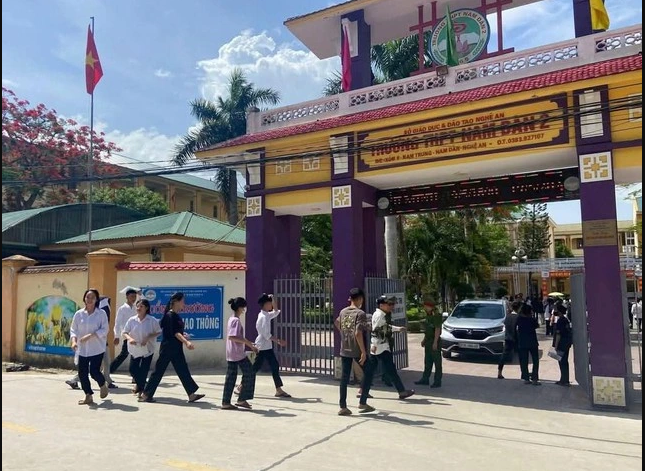 Dinh-chi-giao-vien-khinh-thuong-hoc-sinh-va-co-loi-le-thieu-chuan-muc-trong-luc-coi-thi-vao-lop-10-1