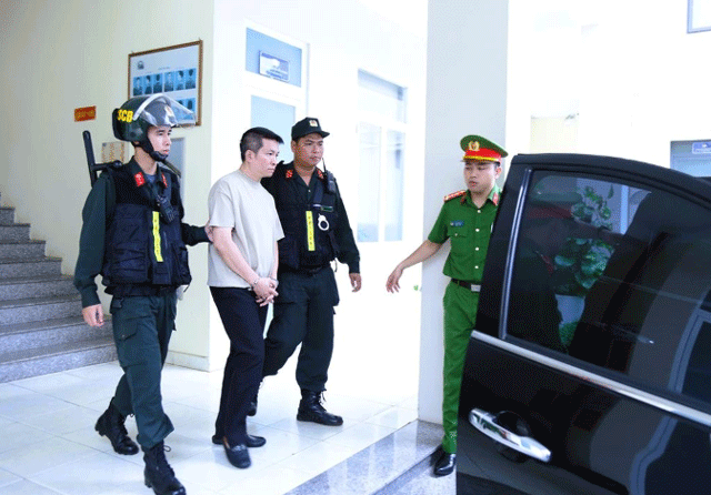 Phat-hien-su-bat-thuong-cua-doan-di-bang-truco-khi-chong-bi-bat-ve-toi-san-xuat-buon-ban-gang-gia