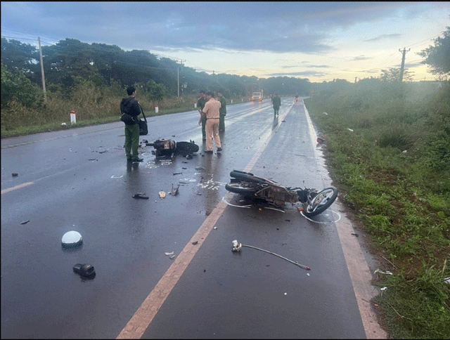 Vu-2-xe-may-va-cham-manh-o-gia-lai-luc-rang-sang-4-thieu-nien-thuong-vong-hien-truong-tai-nan-gay-am-anh