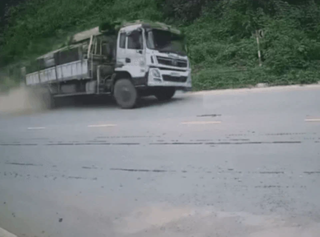 xot-xa-vu-nguoi-ban-vai-ven-duong-bat-ngo-bi-xe-tai-tong-he-lo-nguyen-nhan-dang-sau-1
