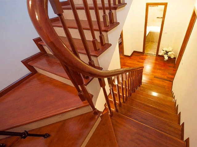 Chuyen-gia-noi-that-ly-giai-viec-ne-dung-cau-thang-op-da-hay-cau-thang-op-go