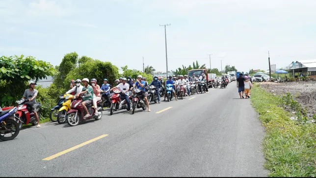 Xe-tai-cho-tom-lao-toi-dung-luc-2-xe-may-vua-va-cham-2-nguoi-tu-vong-xe-may-va-xe-ti-bi-thieu-rui-2