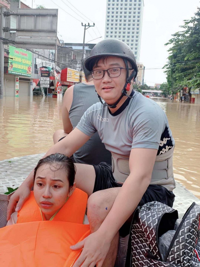 co-gai-duoc-cuu-tren-mai-nha-o-thai-nguyen-lieu-minh-cheo-thuyen-di-mua-thuoc-cho-con-thi-bi-lat