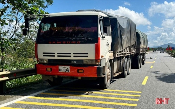 va-cham-giua-xe-may-va-xe-dau-keo-o-ha-tinh-chong-dau-don-nhin-vo-ra-di-mai-mai-hien-truong-tai-nan-gay-am-anh-2