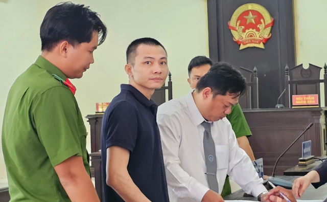 Con-trai-le-tung-van-co-quyet-dinh-gay-soc-tai-phien-toa-ngay-8-5-3