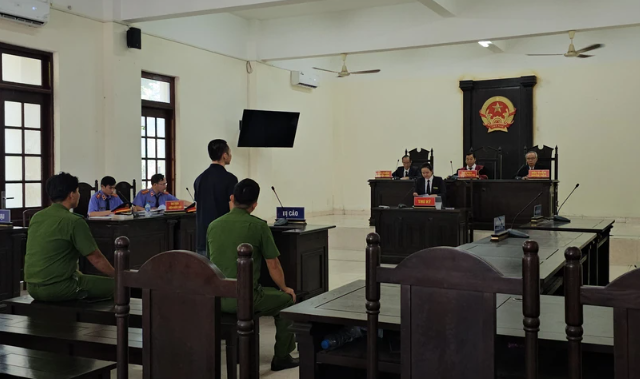 Con-trai-le-tung-van-co-quyet-dinh-gay-soc-tai-phien-toa-ngay-8-5-5