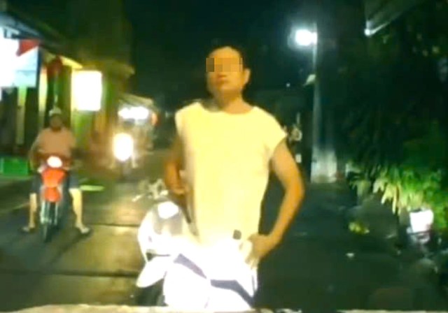 vu-clip-nguoi-dan-ong-tut-quan-khieu-khich-tai-xe-oto-o-tphcm-cong-an-da-tim-ra-tai-xe-xe-may-1