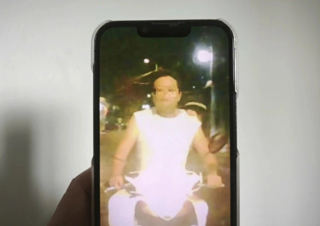 vu-clip-nguoi-dan-ong-tut-quan-khieu-khich-tai-xe-oto-o-tphcm-cong-an-da-tim-ra-tai-xe-xe-may