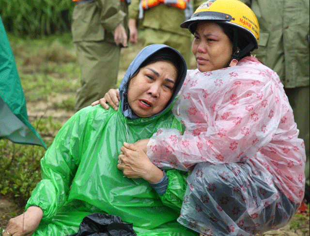 Tieng-khoc-xe-long-cua-chu-tau-bi-lat-o-quang-tri-cac-thuyen-vien-thoat-nan-ke-lai-khoanh-khac-am-anh