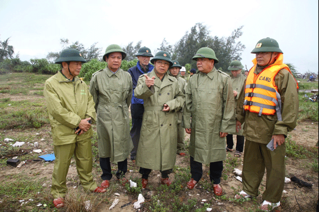 Tieng-khoc-xe-long-cua-chu-tau-bi-lat-o-quang-tri-cac-thuyen-vien-thoat-nan-ke-lai-khoanh-khac-am-anh-6