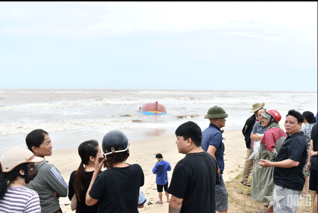 Vu-lat-tau-cho-13-ngu-dan-o-quang-tri-phat-hien-1-tau-lat-up-cach-bo-50m-tinh-hinh-tim-kiem-9-nan-nhan-1