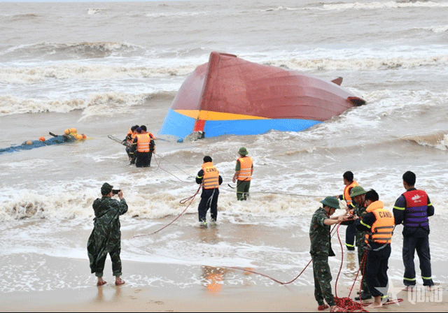 Vu-lat-tau-cho-13-ngu-dan-o-quang-tri-phat-hien-1-tau-lat-up-cach-bo-50m-tinh-hinh-tim-kiem-9-nan-nhan-4