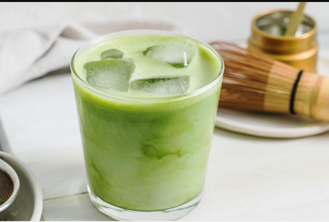 Nguoi-phu-nu-dat-mot-ly-tra-sua-matcha-size-lon-them-20-vien-tran-chau-thua-1-vien-bao-canh-sat-4