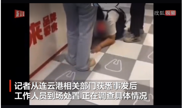 Clip-nhan-vien-cua-hang-do-an-vat-bi-bat-quy-goi-xin-loi-khach-sau-khi-tranh-cai-tai-quay-thu-tien-3