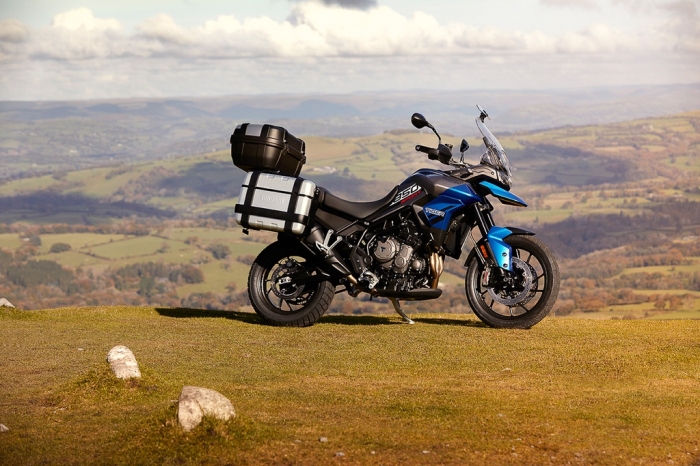 Triumph Tiger 850 Sport tr&igrave;nh l&agrave;ng với động cơ mạnh mẽ, &lsquo;tuy&ecirc;n chiến&rsquo; c&ugrave;ng BMW F900XR ảnh 2