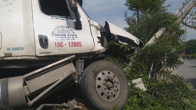 Cảnh tượng kinh hoàng xe container mất lái trên quốc lộ 5, 2 cô gái trẻ thoát nạn nhờ may mắn ảnh 7