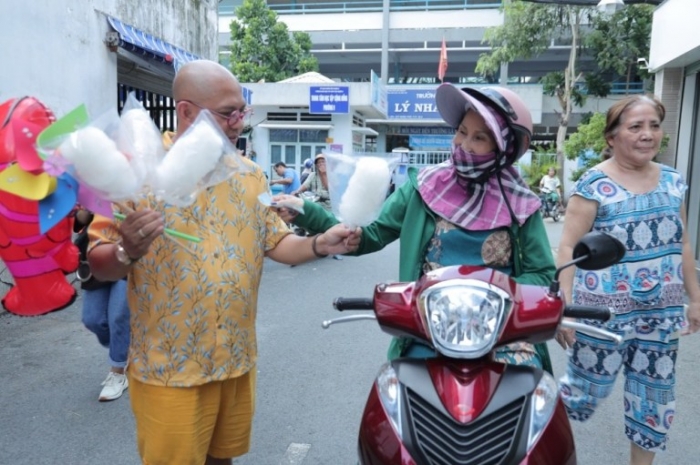 &Ocirc;ng tr&ugrave;m truyền th&ocirc;ng &lsquo;chống lưng&rsquo; Trấn Th&agrave;nh, Trường Giang bất ngờ lăn lộn 'mưu sinh' nơi h&egrave; phố ảnh 6