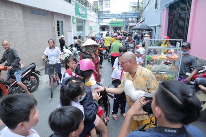 &Ocirc;ng tr&ugrave;m truyền th&ocirc;ng &lsquo;chống lưng&rsquo; Trấn Th&agrave;nh, Trường Giang bất ngờ lăn lộn 'mưu sinh' nơi h&egrave; phố ảnh 8