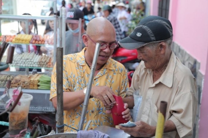 &Ocirc;ng tr&ugrave;m truyền th&ocirc;ng &lsquo;chống lưng&rsquo; Trấn Th&agrave;nh, Trường Giang bất ngờ lăn lộn 'mưu sinh' nơi h&egrave; phố ảnh 9
