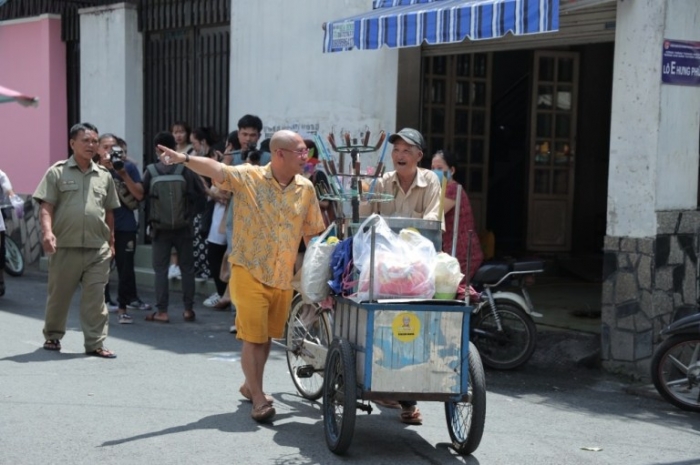 &Ocirc;ng tr&ugrave;m truyền th&ocirc;ng &lsquo;chống lưng&rsquo; Trấn Th&agrave;nh, Trường Giang bất ngờ lăn lộn 'mưu sinh' nơi h&egrave; phố ảnh 7