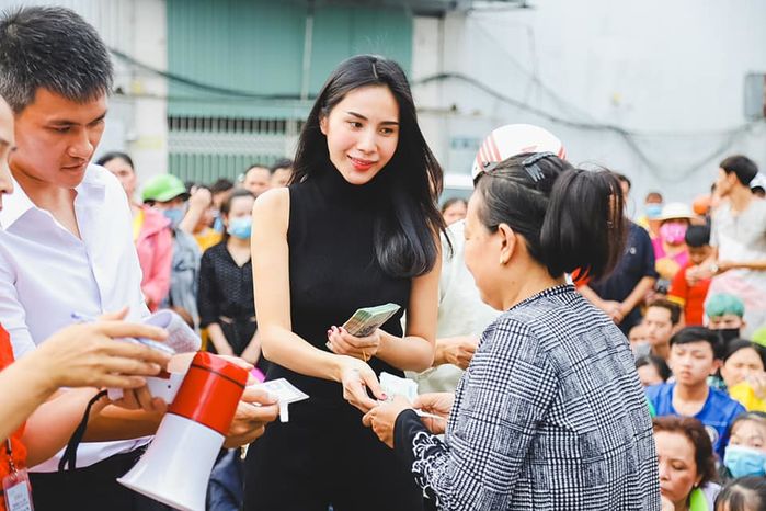 Xây nhà cho bà cụ nghèo bằng tiền túi, vợ chồng Thủy Tiên vẫn bị trách móc: “Sao không mua tôn lạnh” ảnh 1