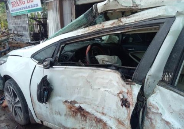 Hãi hùng xe KIA Cerato ‘điên’ lao thẳng vào cửa hàng ở Bạc Liêu, 3 người bị bắn ra ngoài ảnh 1