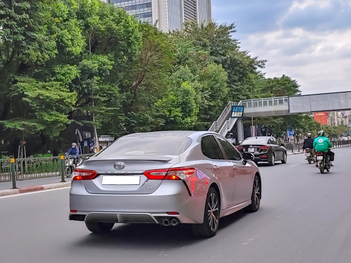 Cận cảnh Toyota Camry SE 2021 vừa cập bến Việt Nam: Thiết kế mãn nhãn, đe nẹt VinFast Lux A2.0 ảnh 9