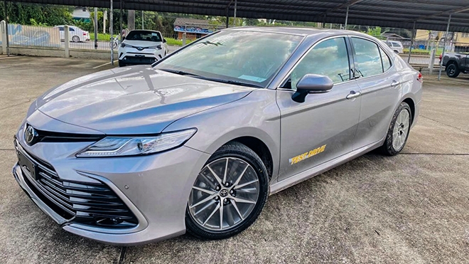 Toyota Camry 2022 bất ngờ đổ bộ Việt Nam: Thiết kế và trang bị khiến VinFast Lux A2.0 e ngại ảnh 1