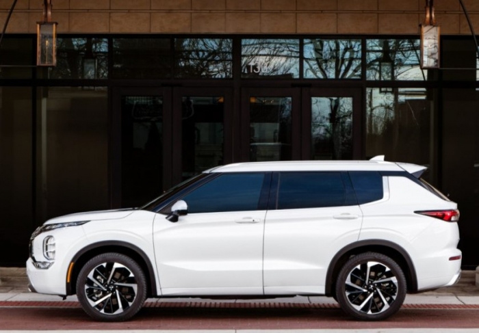 Mitsubishi Outlander 2022 tung chiêu hiểm khiến Honda CR-V và Nissan X-Trail cũng phải choáng váng ảnh 2