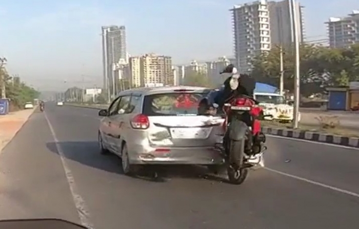 Suzuki Ertiga đột ngột dừng giữa đường khiến xe máy gặp tai nạn, hành động của tài xế gây phẫn nộ ảnh 1