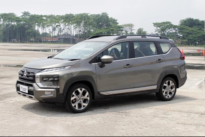 Mitsubishi Xpander Cross 2023 sắp ra mắt Việt Nam, so kè Toyota Veloz Cross ảnh 2