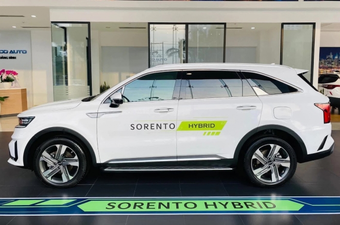 Kia Sorento mới đổ bộ đại lý Việt, giá bán khiến Hyundai Santa Fe và Toyota Fortuner ngẩn ngơ ảnh 2