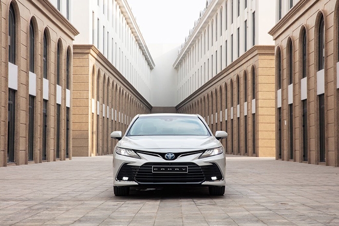 Giá lăn bánh Toyota Camry tháng 5/2022: Biến động bất ngờ khiến Mazda6 và Honda Accord ‘ngẩn tò te’ ảnh 3