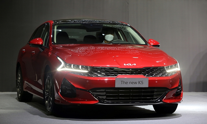 Giá lăn bánh Kia K5 tháng 2/2022: ‘Rẻ như cho’, khiến Toyota Camry thấp thỏm như ngồi trên đống lửa ảnh 1