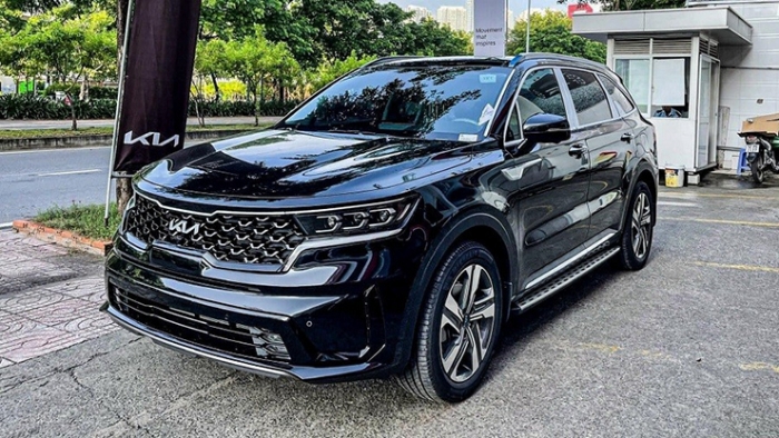 Kia Sorento mới bất ngờ đổ bộ đại lý Việt, ‘đánh úp’ Hyundai Santa Fe và Toyota Fortuner ảnh 2