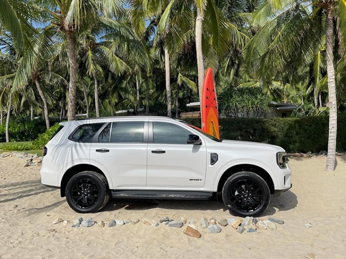 Giá xe Ford Everest lăn bánh tháng 11/2023 hấp đẫn khó cưỡng, gây sức ép lớn cho Hyundai Santa Fe ảnh 1