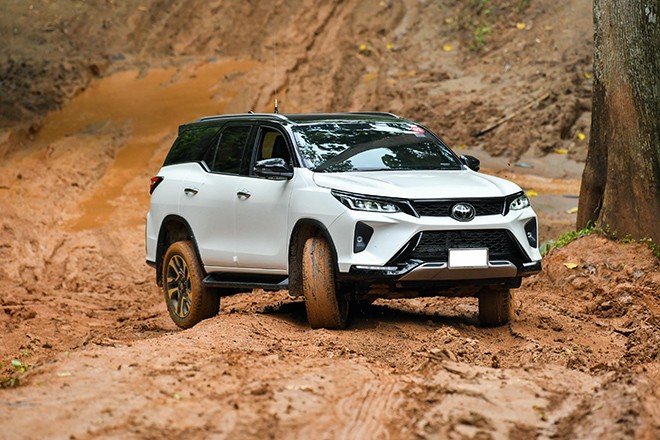 Giá lăn bánh Toyota Fortuner tháng 8/2023: Đe dọa ‘gạt giò’ Ford Everest và Hyundai Santa Fe ảnh 3
