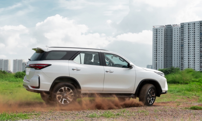 Giá xe Toyota Fortuner lăn bánh cuối tháng 1/2024 hấp dẫn khó tin, thách thức Hyundai Santa Fe ảnh 2