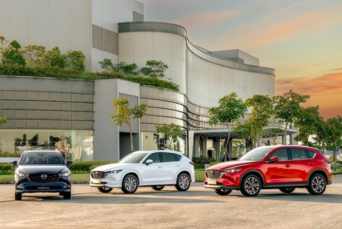 So với đại kình địch Honda CR-V, mẫu SUV Mazda CX-5 đang có giá lăn bánh hấp dẫn hơn rất nhiều để có thể thu hút đông đảo khách hàng Việt Nam.  Mazda CX-5 lần đầu tiên được hãng xe Nhật Bản giới thiệu với thế giới vào năm 2012 để thay thế cho Mazda Tribute và Mazda CX-7, trở thành đối thủ cạnh tranh nặng ký nhất của Honda CR-V. Tới cuối năm 2016, thế hệ thứ 2 của mẫu SUV/Crossover này ra mắt và sau đó 1 năm, mẫu xe này cũng được THACO giới thiệu tới các khách hàng Việt Nam.  Ngày 28/7/2019, phiên bản mới của Mazda CX-5 đã chính thức được THACO cho ra mắt tại thị trường Việt Nam. Mẫu xe này nhanh chóng vượt mặt Honda CR-V để thống trị phân khúc CUV trong năm 2021 và vị trí số 1 này tiếp tục được duy trì trong năm 2022. Trong top 10 mẫu ô tô bán chạy nhất năm, Mazda CX-5 dòng xe duy nhất của Mazda Việt Nam góp mặt.  Giá lăn bánh Mazda CX-5 mới nhất đầu tháng 2/2024 rẻ bậc nhất phân khúc, có thể 'đè bẹp' Honda CR-V ảnh 1 Ngày 8/7/2023, phiên bản nâng cấp giữa vòng đời của Mazda CX-5 được THACO tung ra thị trường Việt Nam với giá bán được điều chỉnh thấp hơn đời cũ và có nhiều thay đổi tích cực. Mazda CX-5 2023 vẫn được lắp ráp tại nhà máy của hãng ở Quảng Nam. Xe có 3 phiên bản là Deluxe, Luxury và Premium với 6 tùy chọn màu sơn ngoại thất gồm: Deep Crystal Blue, Jet Black, Machine Grey, Snowflake White Pearl Mica, Soul Red Crystal Metallic, Platinum Quartz.  Mazda CX-5 tại thị trường Việt Nam không chỉ cạnh tranh với Honda CR-V mà còn phải đối đầu với Toyota Corolla Cross, Peugeot 3008 và Hyundai Tucson…  Tham khảo giá niêm yết và giá lăn bánh tạm tính của Mazda CX-5 mới nhất tháng 3/2024:  Mẫu xe	Giá niêm yết (triệu VNĐ)	Giá lăn bánh tạm tính(triệu VNĐ)	Ưu đãi Hà Nội	TP.HCM	Tỉnh/TP khác Mazda CX-5 2.0L Deluxe	759	872	857	838	-  Mazda CX-5 2.0L Luxury	799	917	901	882 Mazda CX-5 2.0L Premium	839	962	945	926 Mazda CX-5 2.0 Premium Sport	859	984	967	948 Mazda CX-5 2.0 Premium Exclusive	879	1.006	989	970 Mazda CX-5 2.5L Signature Sport	979	1.118	1.099	1.080 Mazda CX-5 2.5L Signature Exclusive	999	1.141	1.121	1.102 *Lưu ý: giá lăn bánh trên chỉ mang tính chất tham khảo, giá chưa bao gồm khuyến mại tại đại lý, giá có thể thay đổi tùy theo khu vực và trang bị từng xe.  Phiên bản nâng cấp Mazda CX-5 2023 vẫn có diện mạo trẻ trung và thể thao khi sử dụng ngôn ngữ thiết kế nổi tiếng KODO. Mẫu xe đối thủ của Honda CR-V có lưới tản nhiệt được mở rộng hơn 10 mm và có dạng tổ ong mới thay vì các thanh ngang như bản cũ.  Ngoại hình của Mazda CX-5 2023 cuốn hút và hiện đại hơn nhờ có hệ thống đèn pha tinh chỉnh với đồ họa ánh sáng mới. Lưới tản nhiệt và đèn pha LED của xe trông liền mạch khi được liên kết với nhau thông qua cụm chrome sáng bóng. Nhà sản xuất cũng thiết kế lại cản va trước và đèn định vị ban ngày để giúp khu vực đầu xe hoàn thiện vẻ ngoài thể thao.  Giá lăn bánh Mazda CX-5 mới nhất đầu tháng 2/2024 rẻ bậc nhất phân khúc, có thể 'đè bẹp' Honda CR-V ảnh 2 Ở bên hông, thân xe của Mazda CX-5 2023 có những đường gân dập trông khá khỏe khoắn. Mazda CX-5 2023 trông càng nổi bật với bộ mâm 5 chấu kép phun màu khói xám. Gương chiếu hậu của mẫu xe “chung mâm” với Honda CR-V còn được tích hợp đèn báo rẽ thiết kế bắt mắt và trang bị camera.  Ở khu vực đuôi xe, Mazda CX-5 2023 có cặp đèn hậu mới được thiết kế chau chuốt hơn và dùng công nghệ LED hiện đại. Để tạo cái nhìn thể thao, cản sau của Mazda CX-5 2023 cũng được tinh chỉnh theo hướng thu gọn. Cặp ống xả của xe được làm mới có phần hiện đại và tinh tế hơn.  Giá lăn bánh Mazda CX-5 mới nhất đầu tháng 2/2024 rẻ bậc nhất phân khúc, có thể 'đè bẹp' Honda CR-V ảnh 3 Bên trong cabin, Mazda CX-5 2023 gần như vẫn giống với đời cũ nhưng được hoàn thiện tốt hơn với nhiều chi tiết mạ chrome và ốp gỗ khá sang trọng. Đại kình địch của Honda CR-V được nhà sản xuất ô tô của Nhật Bản trang bị vô-lăng 3 chấu bọc da, mạ viền chrome và tích hợp nhiều nút điều khiển chức năng. Phía sau vô-lăng là màn hình màu mới ấn tượng hơn.  Tất cả các ghế của Mazda CX-5 2023 đều được bọc da. Trong đó, ghế lái có thể chỉnh điện và hàng ghế sau khi cần gia tăng diện tích khoang chứa đồ có thể gập phẳng theo 4:2:4.  Giá lăn bánh Mazda CX-5 mới nhất đầu tháng 2/2024 rẻ bậc nhất phân khúc, có thể 'đè bẹp' Honda CR-V ảnh 4 Mazda CX-5 2023 sở hữu loạt trang bị tiện ích hiện đại gồm: hệ thống điều khiển hành trình Cruise Control, cửa sổ trời chỉnh điện, cảm biến gạt mưa tự động, gương chống chói tự động, cửa kính chỉnh điện, chìa khóa thông minh, nút bấm khởi động, điều hòa tự động 2 vùng độc lập với cửa gió điều hòa ở chính giữa giúp hành khách ở ghế sau dễ dàng điều chỉnh độ mát không khí phù hợp.  Mazda CX-5 2023 sử dụng động cơ xăng SkyActiv-G với 2 tùy chọn dung tích 2.0L và 2.5L. Trong đó, tùy chọn động cơ 2.0L tạo ra công suất tối đa 154 mã lực và mô-men xoắn cực đại 200 Nm, trong khi động cơ 2.5L có công suất 188 mã lực và mô-men xoắn 252 Nm.  Giá lăn bánh Mazda CX-5 mới nhất đầu tháng 2/2024 rẻ bậc nhất phân khúc, có thể 'đè bẹp' Honda CR-V ảnh 5 Kỳ phùng địch thủ của Honda CR-V còn được trang bị tính năng G-Vectoring Control Plus mới. Đây là phiên bản nâng cấp của hệ thống GVC trước đó với một cách tiếp cận mới để kiểm soát động lực học, không chỉ can thiệp vào động cơ mà còn cả hệ thống phanh để tăng cường hiệu suất xử lý.  Các trang bị an toàn mà Mazda CX-5 2023 sở hữu hoàn toàn không kém cạnh gì Honda CR-V với 6 túi khí, phanh tay điện tử với tính năng giữ phanh tự động Auto Hold, kiểm soát lực kéo, hỗ trợ khởi hành ngang dốc, cảm biến đỗ xe trước/sau, cảnh báo lệch làn đường, cảnh báo phương tiện cắt ngang phía sau, cảnh báo điểm mù, camera 360 độ. Đặc biệt, CX-5 2023 còn có hệ thống an toàn cao cấp i-Activsense thế hệ mới.  Chi tiết ‘kẻ soán ngôi’ Honda Air Blade vừa ra mắt: Thiết kế mê ly, giá 32 triệu đồng rẻ như Vision Xe máy Chi tiết ‘kẻ soán ngôi’ Honda Air Blade vừa ra mắt: Thiết kế mê ly, giá 32 triệu đồng rẻ như Vision 2 ngày trước Tin xe hot 18/3: Honda chuẩn bị ra mắt ‘kẻ thay thế’ Air Blade, thiết kế đẹp mắt lu mờ cả SH Xe máy Tin xe hot 18/3: Honda chuẩn bị ra mắt ‘kẻ thay thế’ Air Blade, thiết kế đẹp mắt lu mờ cả SH 2 ngày trước Yamaha ra mắt ‘ông hoàng’ xe số giá 21 triệu đồng: Xịn hơn Honda Wave Alpha, thiết kế tuyệt đẹp Xe máy Yamaha ra mắt ‘ông hoàng’ xe số giá 21 triệu đồng: Xịn hơn Honda Wave Alpha, thiết kế tuyệt đẹp 3 ngày trước ảnh 1