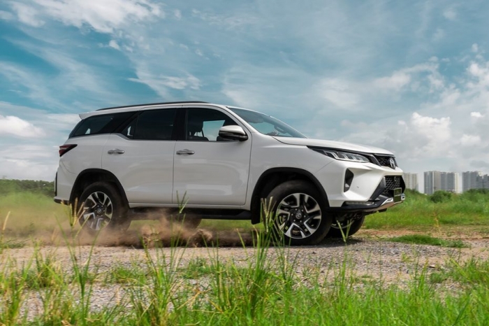 Giá lăn bánh Toyota Fortuner cuối tháng 9/2024 có ưu đãi hấp dẫn, đại chiến Ford Everest và Santa Fe ảnh 2