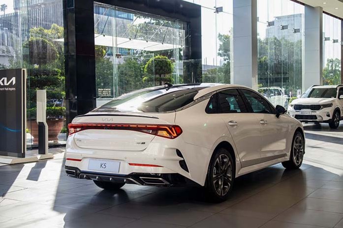 Nhận ưu đãi khủng, giá lăn bánh Kia K5 giảm mạnh giữa tháng 10/2025, ‘chơi tất tay’ với Toyota Camry ảnh 6