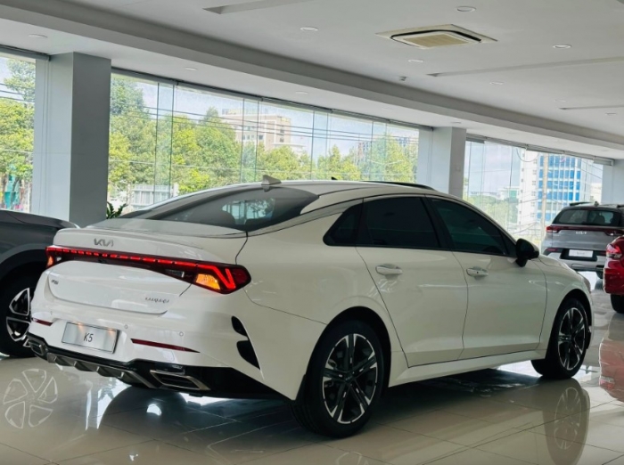 ‘Gạt giò’ Toyota Camry, Kia K5 hạ giá lăn bánh cực sâu nhờ ưu đãi ‘siêu khủng’ đầu tháng 11/2025 ảnh 6