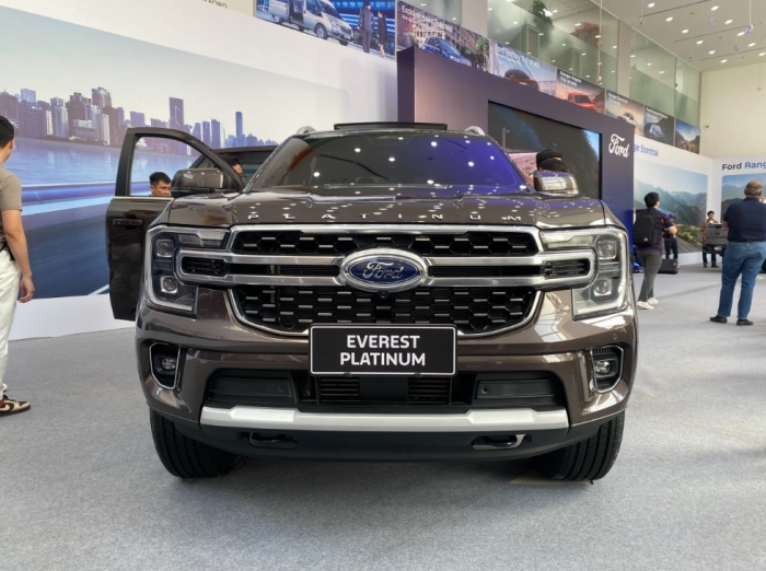 Ford Everest ‘đè bẹp’ Toyota Fortuner và Hyundai Santa Fe nhờ giá lăn bánh cực rẻ giữa tháng 11/2025 ảnh 4