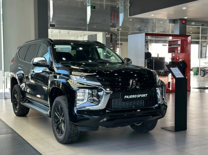 Ford Everest và Toyota Fortuner dễ gục ngã vì giá lăn bánh Mitsubishi Pajero Sport đang cực 'mềm' ảnh 2