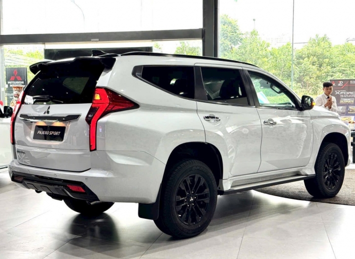 Ford Everest và Toyota Fortuner dễ gục ngã vì giá lăn bánh Mitsubishi Pajero Sport đang cực 'mềm' ảnh 3