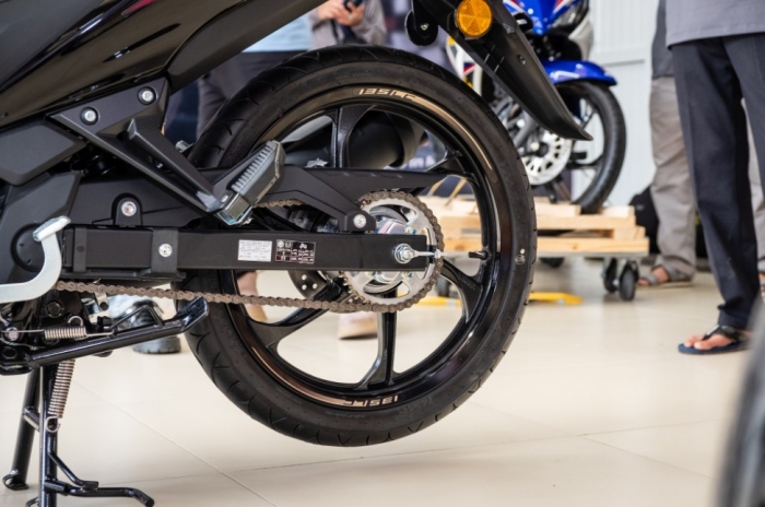 Yamaha Exciter 135 2025 mới bất ngờ về đại l&yacute; Việt với gi&aacute; sốc, 'g&acirc;y sốt' v&igrave; đẹp hơn Honda Winner R ảnh 7