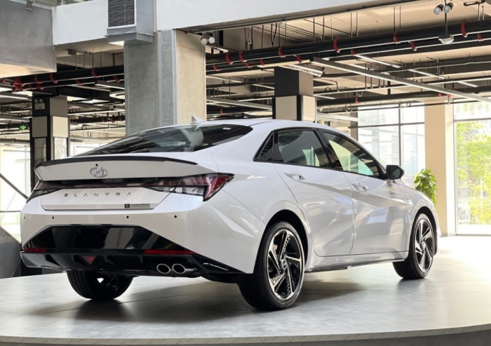 Gi&aacute; lăn b&aacute;nh Hyundai Elantra đầu th&aacute;ng 12/2025 ở mức cực cạnh tranh, &lsquo;gạt gi&ograve;&rsquo; Mazda3 v&agrave; Kia K3 ảnh 3